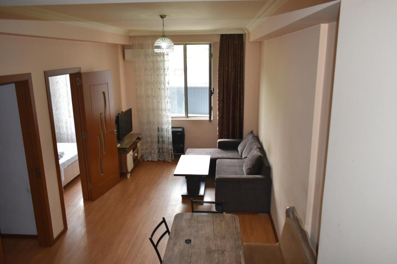 Ucha'S Apartment Batumi Exterior photo